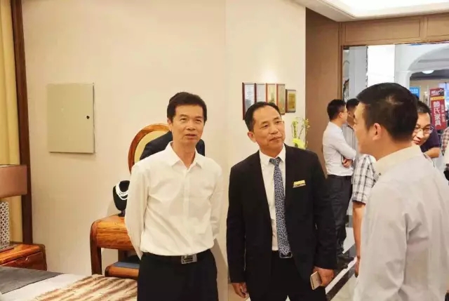 在欧凯龙总部,俱乐部考察团成员受到了欧凯龙执行总裁吴大伟的